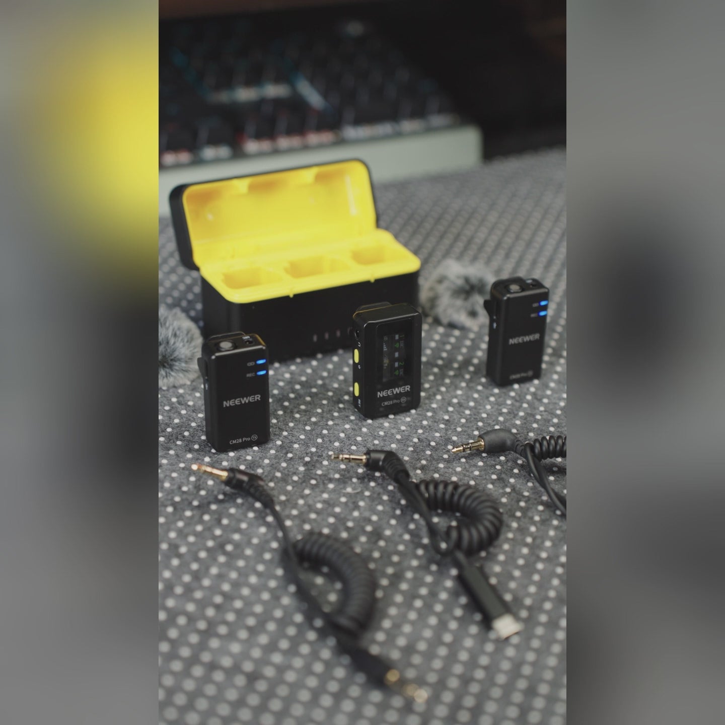 NEEWER CM28 PRO Wireless Lavalier Lapel Microphone System with